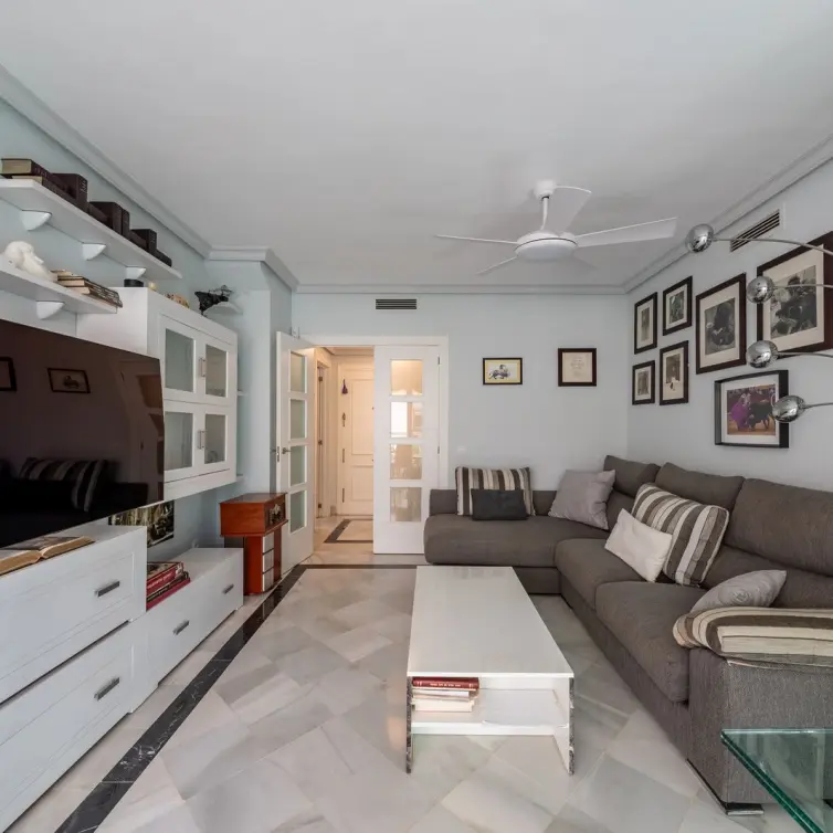 Venta de apartamento en planta media en Marbella