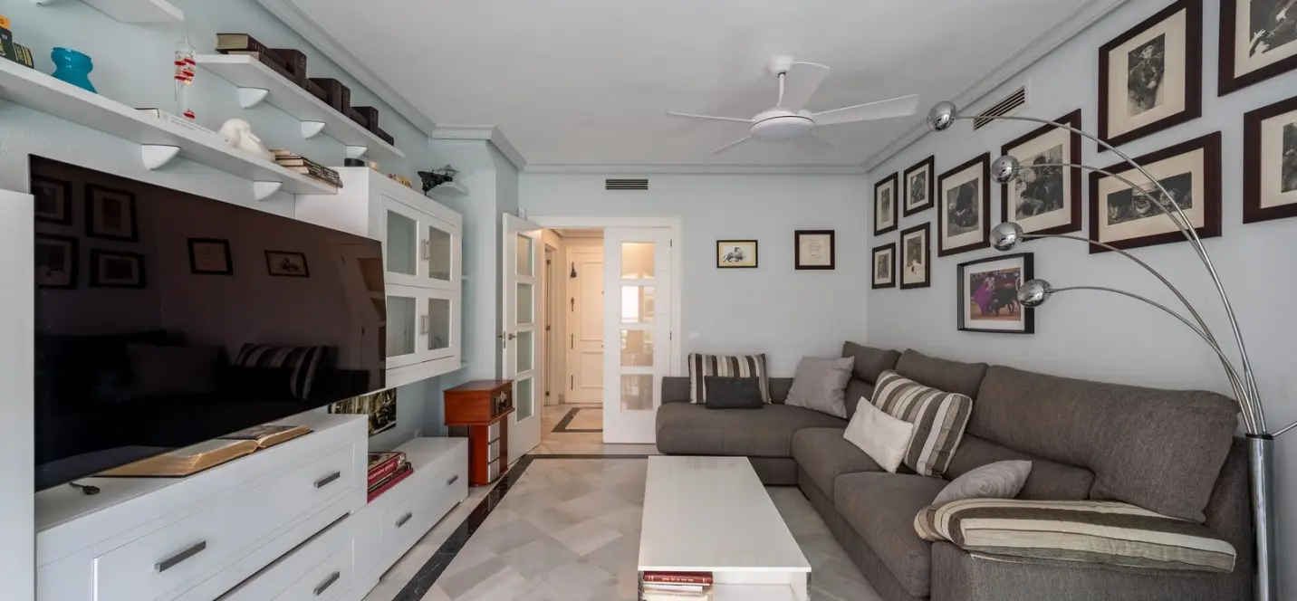 Venta de apartamento en planta media en Marbella 3