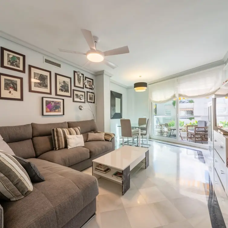Venta de apartamento en planta media en Marbella