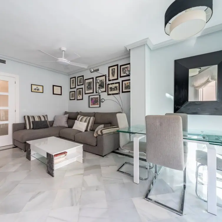 Venta de apartamento en planta media en Marbella