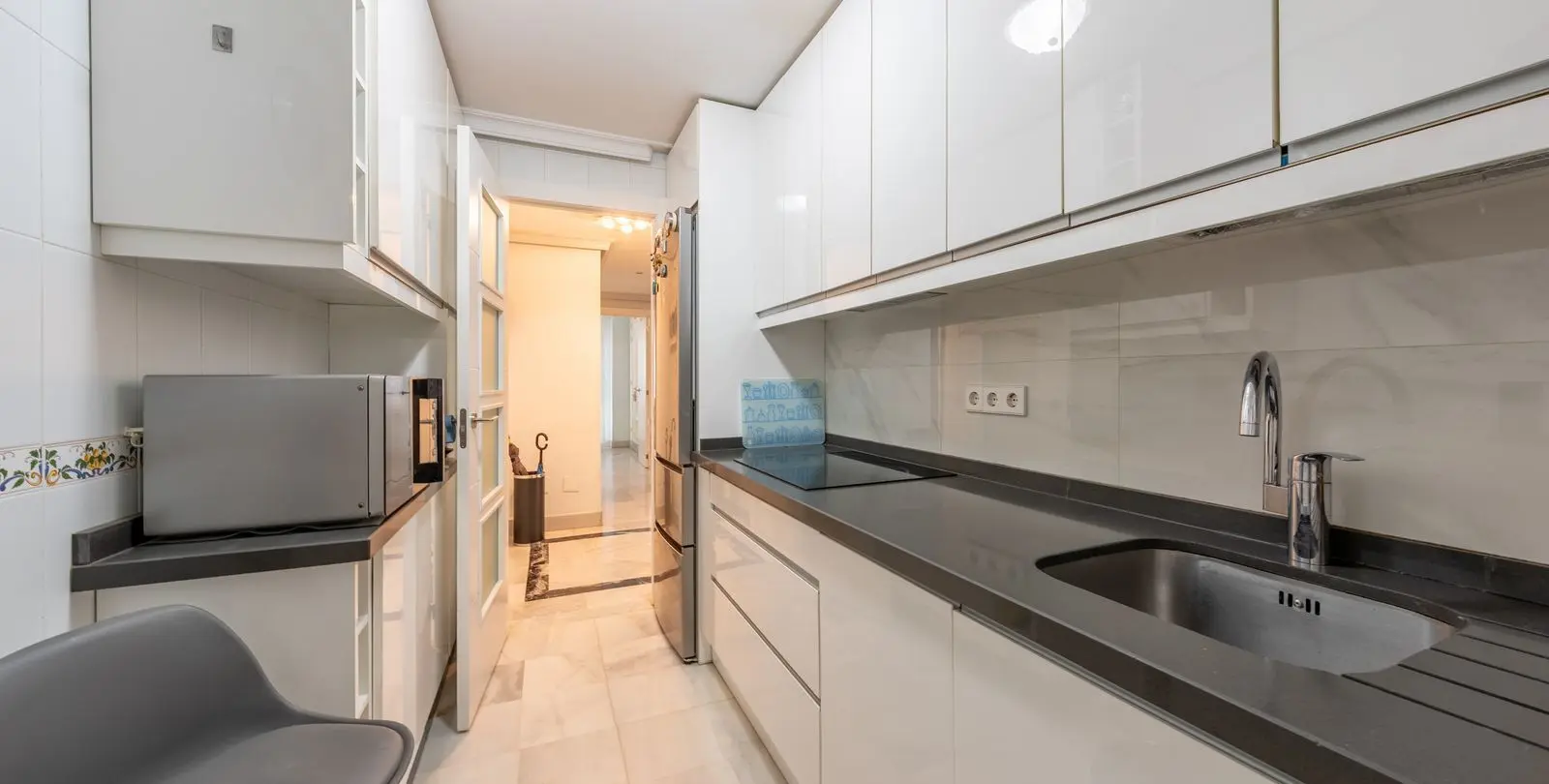 Venta de apartamento en planta media en Marbella 10