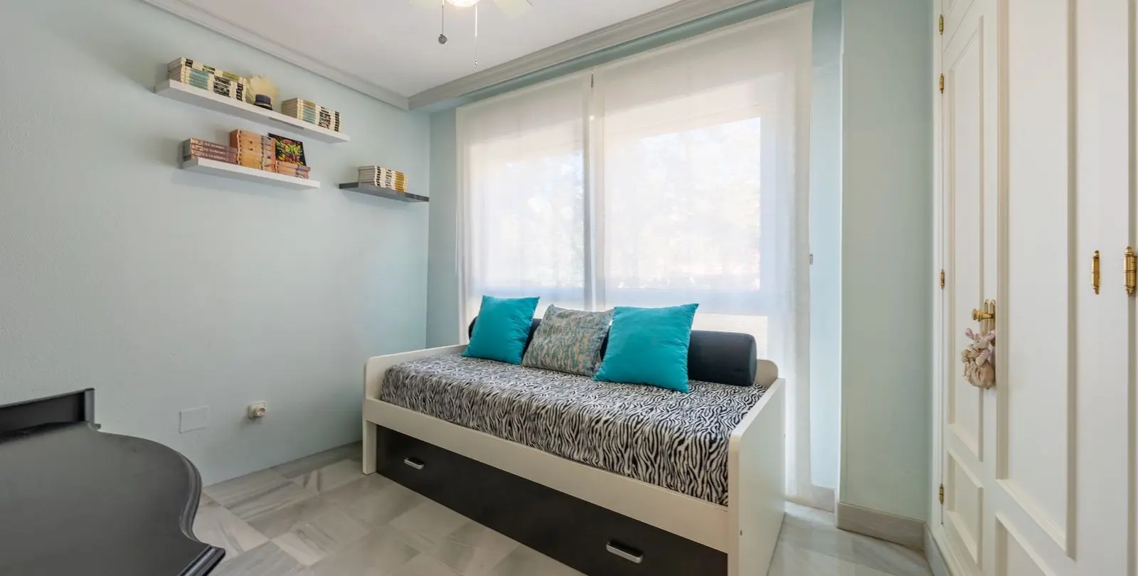 Venta de apartamento en planta media en Marbella 16