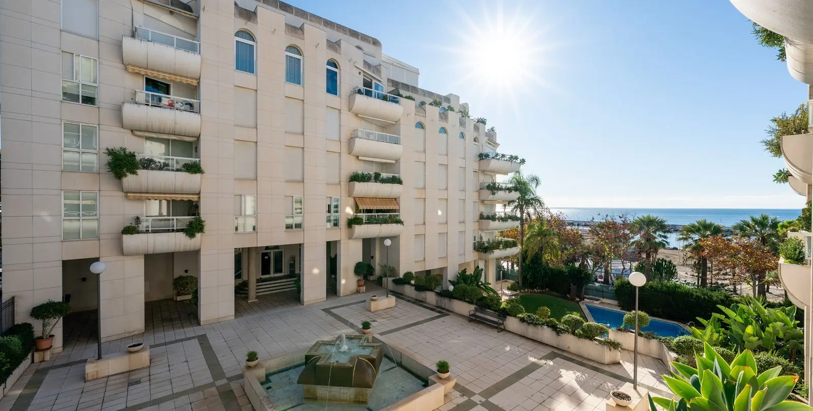 Venta de apartamento en planta media en Marbella 22
