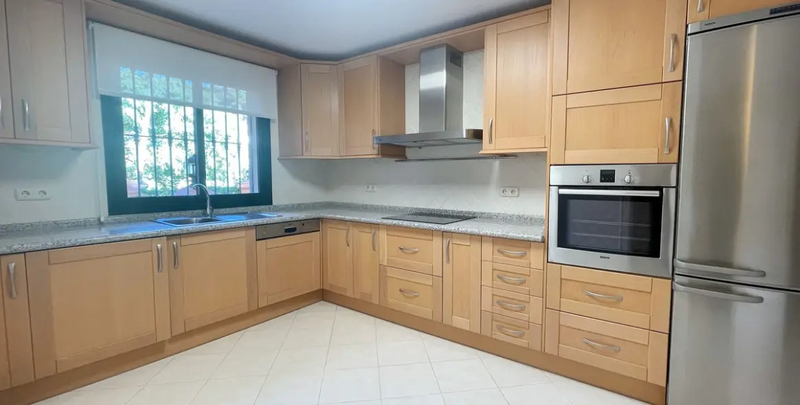 Sale of middle floor apartment in Monte Halcones 8