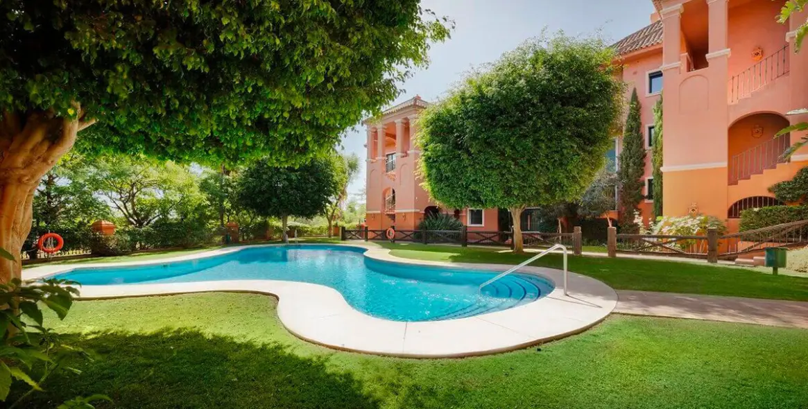 Sale of middle floor apartment in Monte Halcones 10