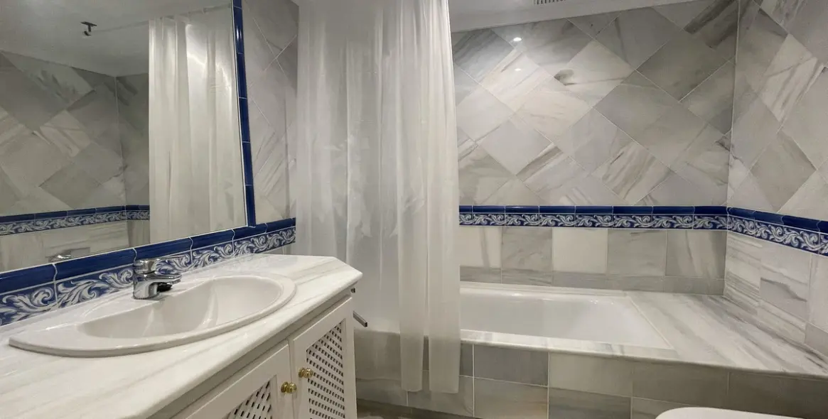 Sale of middle floor apartment in Monte Halcones 18