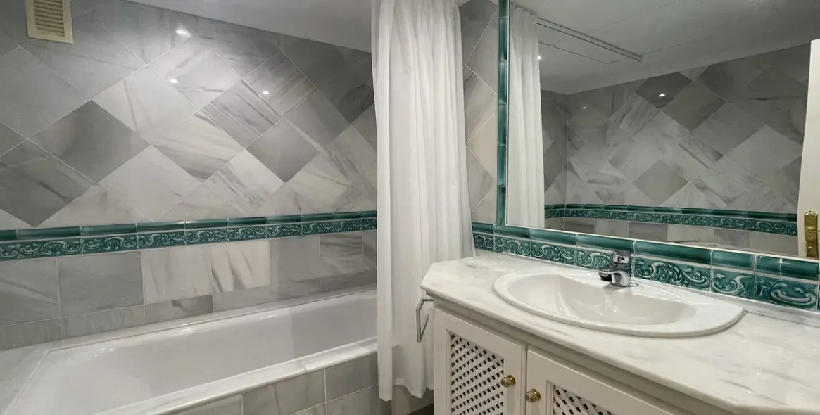 Sale of middle floor apartment in Monte Halcones 19