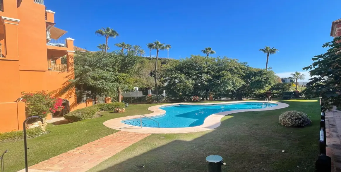 Sale of middle floor apartment in Monte Halcones 20