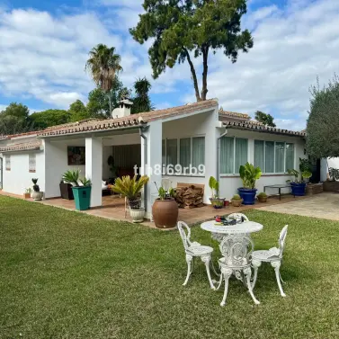 Продажа  отдельно стоящей виллы в Atalaya