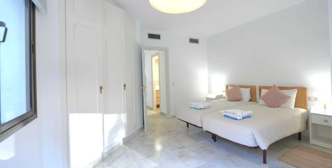 Long-term rent of middle floor apartment in Elviria 12