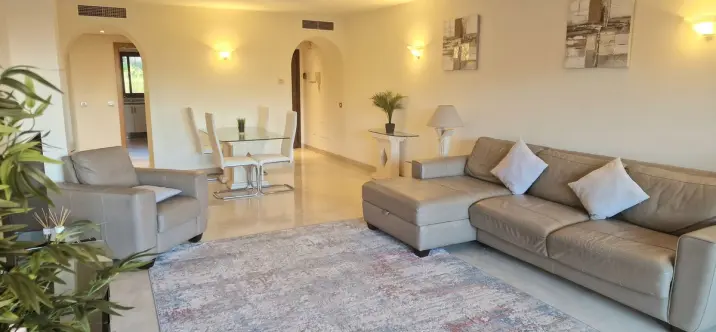 Продажа апартаментов на среднем этаже в Bel Air 1