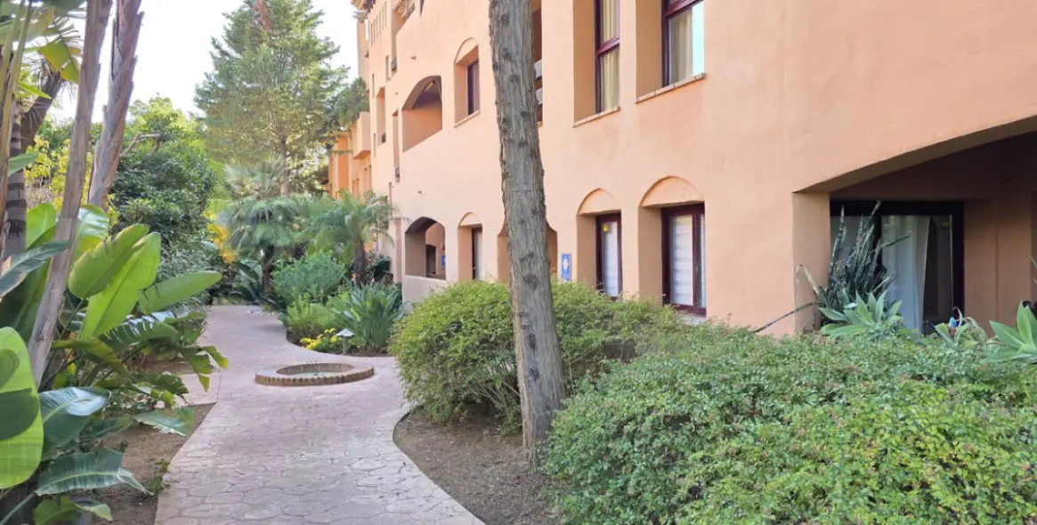 Продажа апартаментов на среднем этаже в Bel Air 18