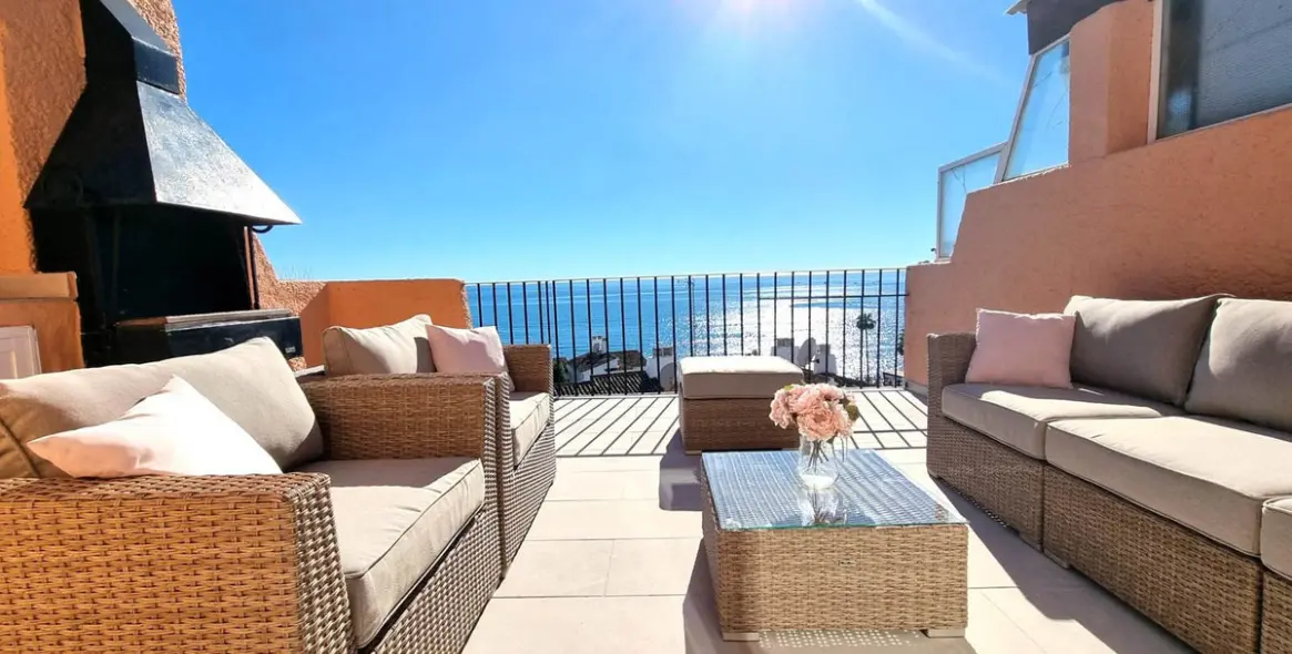 Sale of penthouse duplex in Calahonda 4