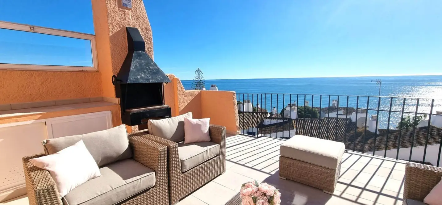 Sale of penthouse duplex in Calahonda 0