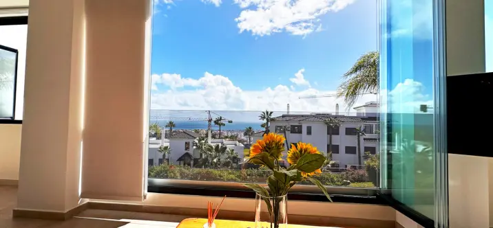 Продажа апартаментов на среднем этаже в Estepona 0