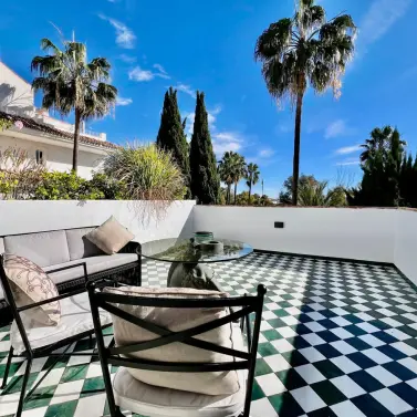 Long-term rent of middle floor apartment in The Golden Mile