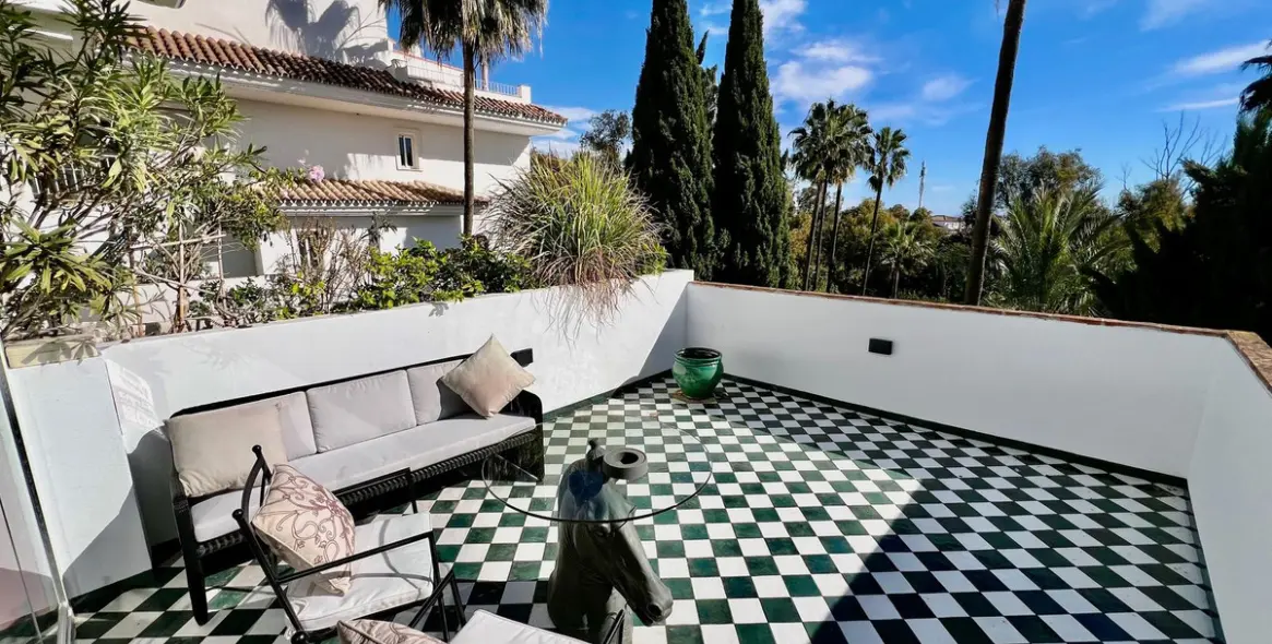 Long-term rent of middle floor apartment in The Golden Mile 2