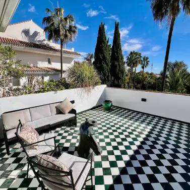 Long-term rent of middle floor apartment in The Golden Mile