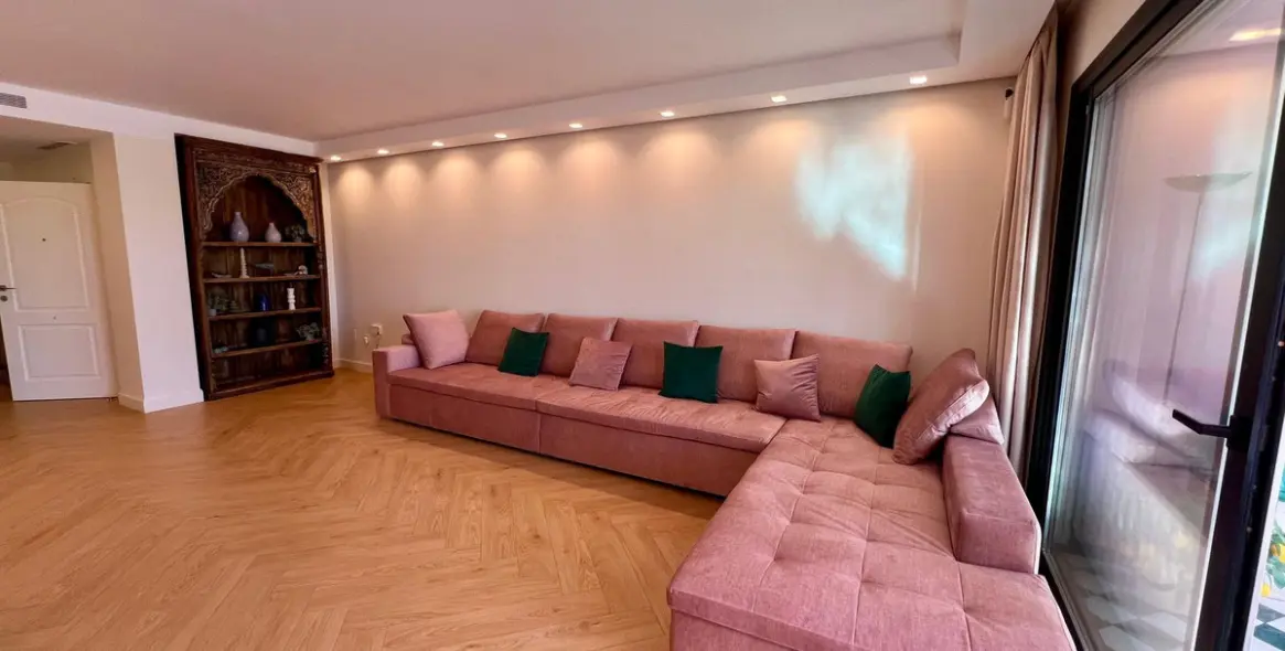 Long-term rent of middle floor apartment in The Golden Mile 9