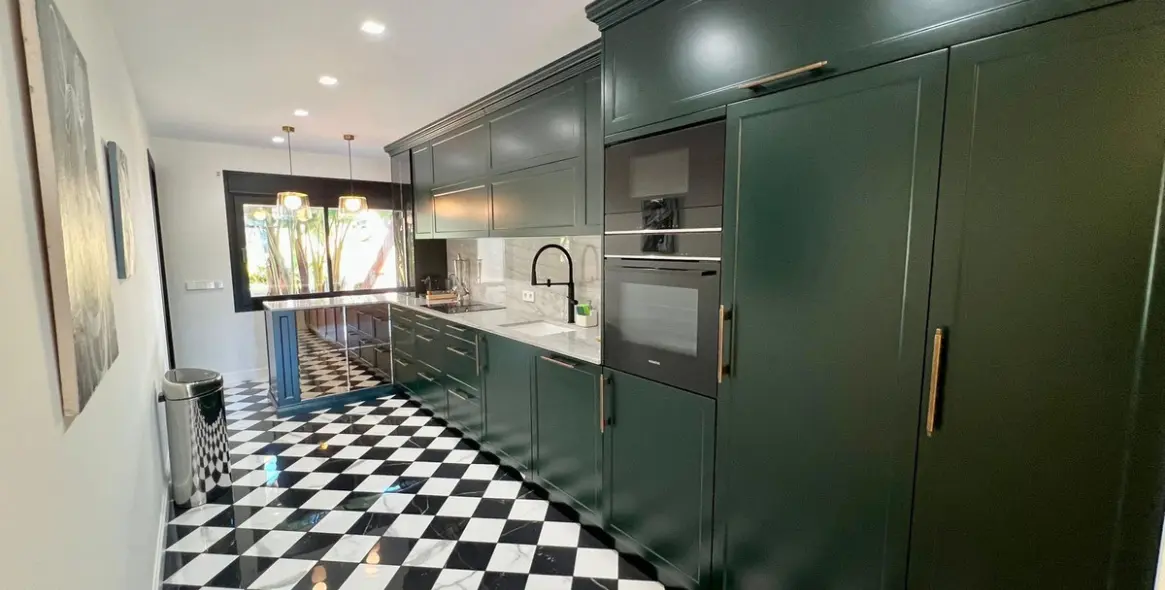 Long-term rent of middle floor apartment in The Golden Mile 14