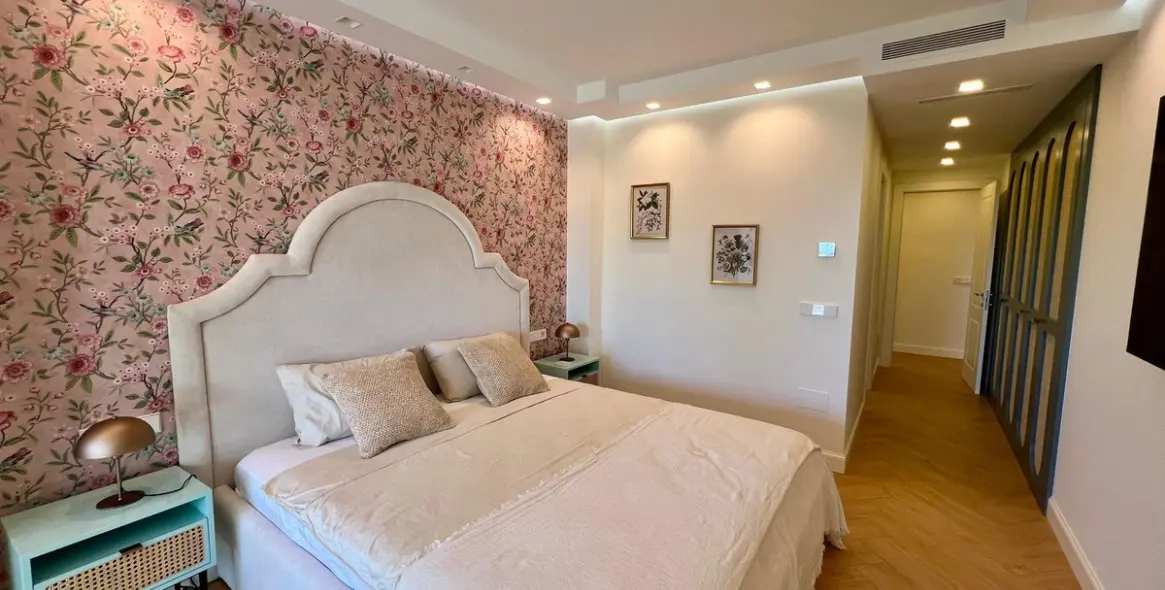 Long-term rent of middle floor apartment in The Golden Mile 19