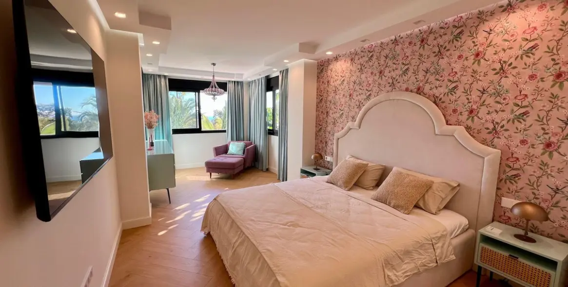 Long-term rent of middle floor apartment in The Golden Mile 20