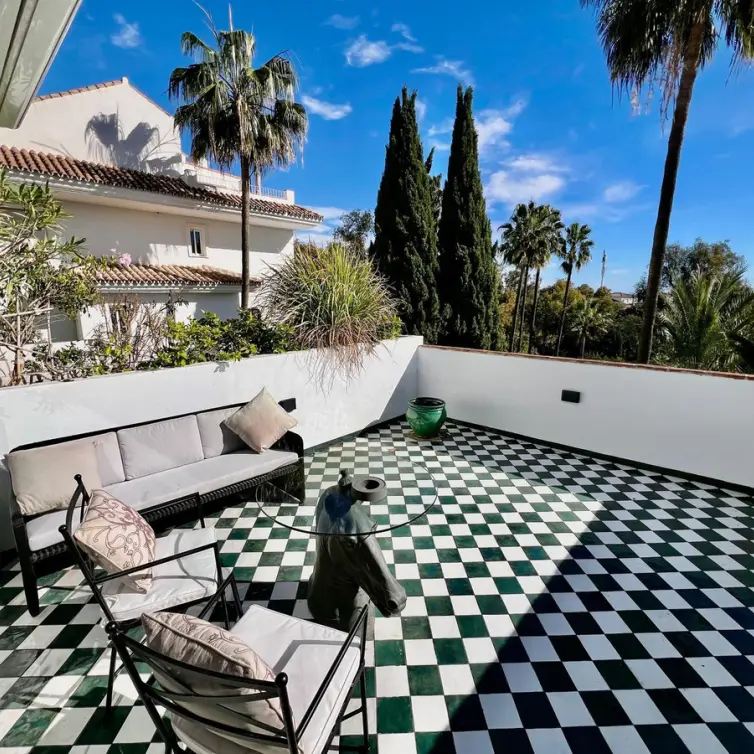 Alquiler a largo plazo de apartamento en planta media en The Golden Mile