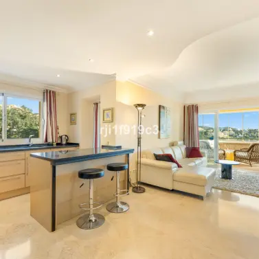 Продажа апартаментов на среднем этаже в Elviria