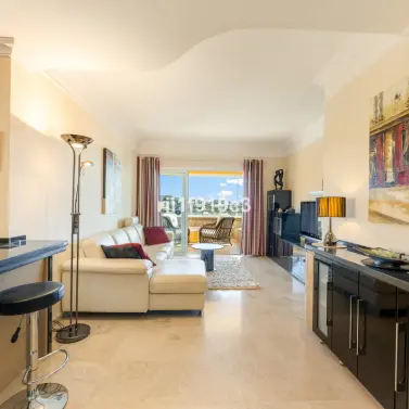 Продажа апартаментов на среднем этаже в Elviria