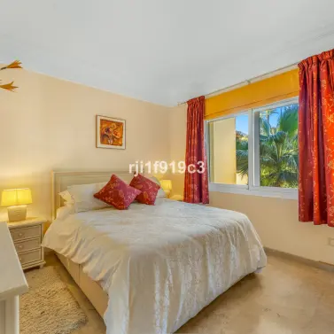 Продажа апартаментов на среднем этаже в Elviria