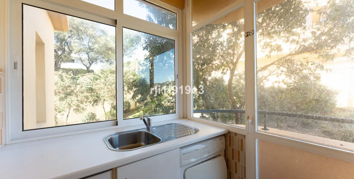 Продажа апартаментов на среднем этаже в Elviria 16