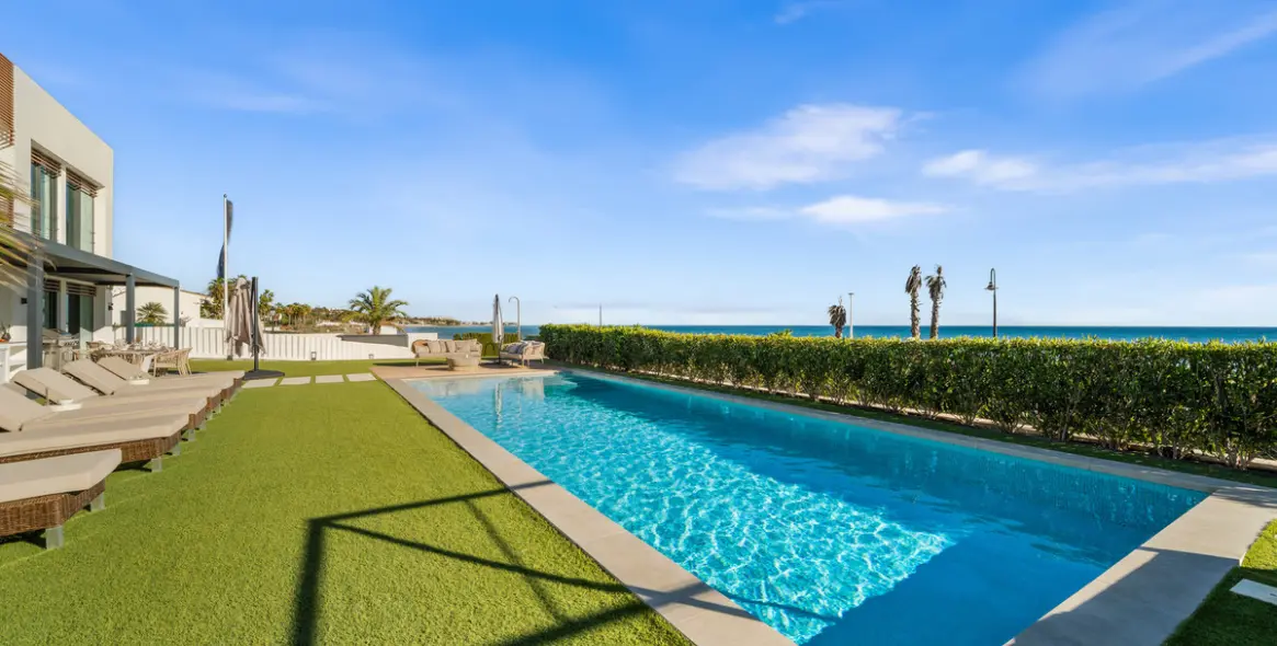 Venta de villa independiente en New Golden Mile 24
