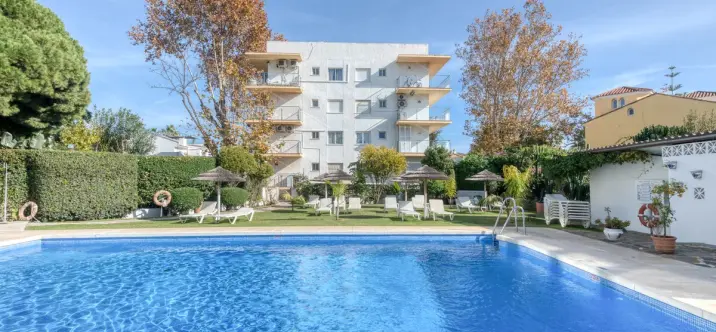 Sale of middle floor apartment in The Golden Mile 0