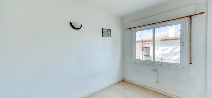 Sale of middle floor apartment in The Golden Mile 4