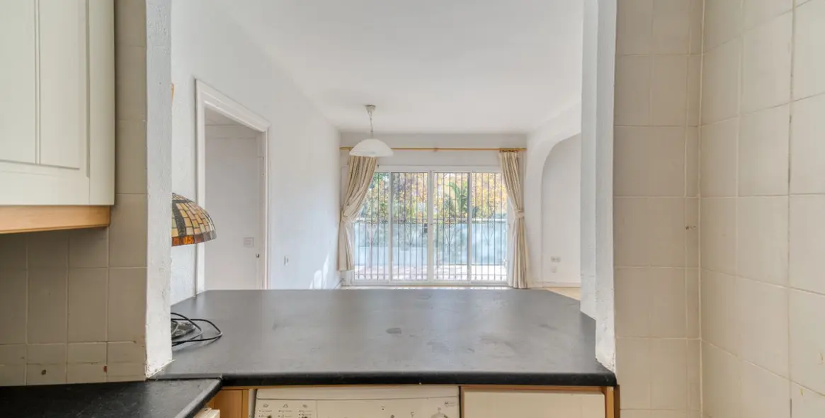 Venta de apartamento en planta media en The Golden Mile 10