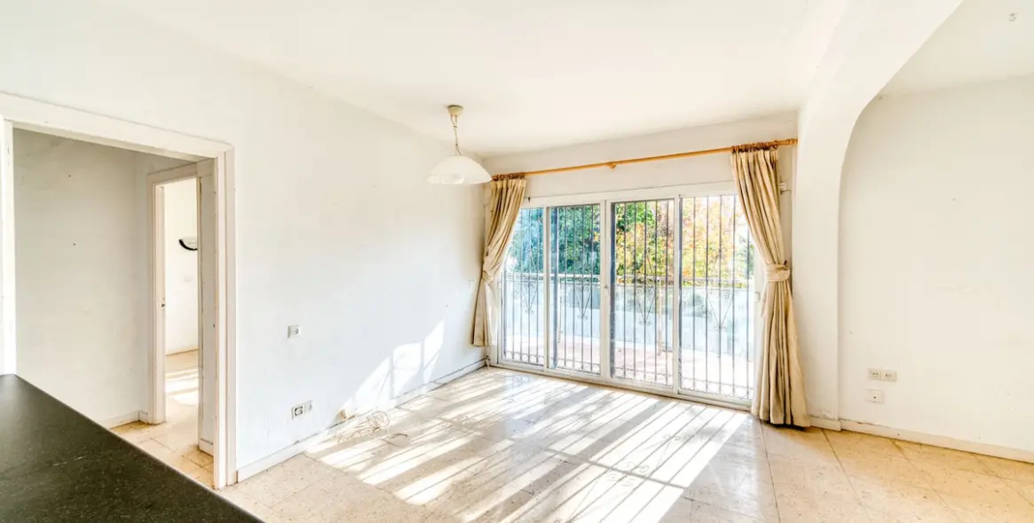 Venta de apartamento en planta media en The Golden Mile 11