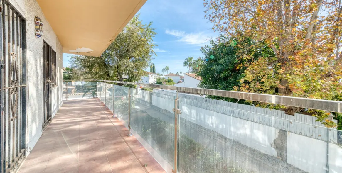 Venta de apartamento en planta media en The Golden Mile 15