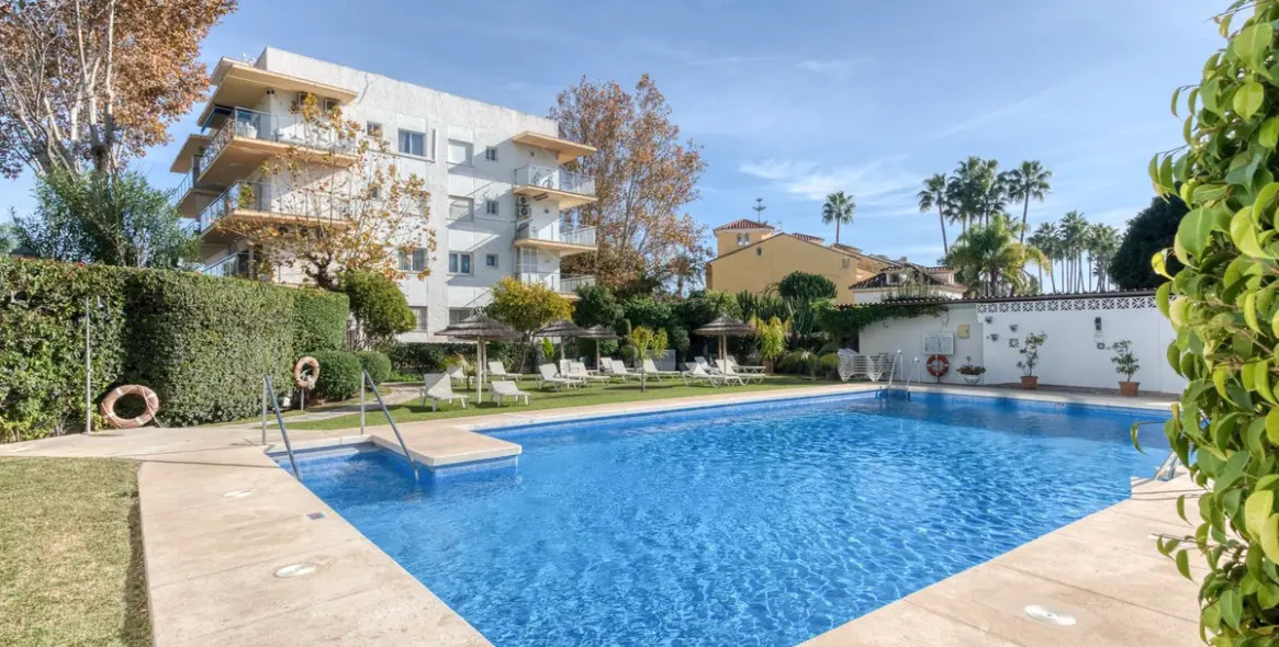 Venta de apartamento en planta media en The Golden Mile 19