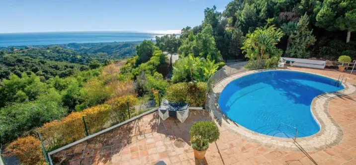 Sale of middle floor apartment in La Mairena 0