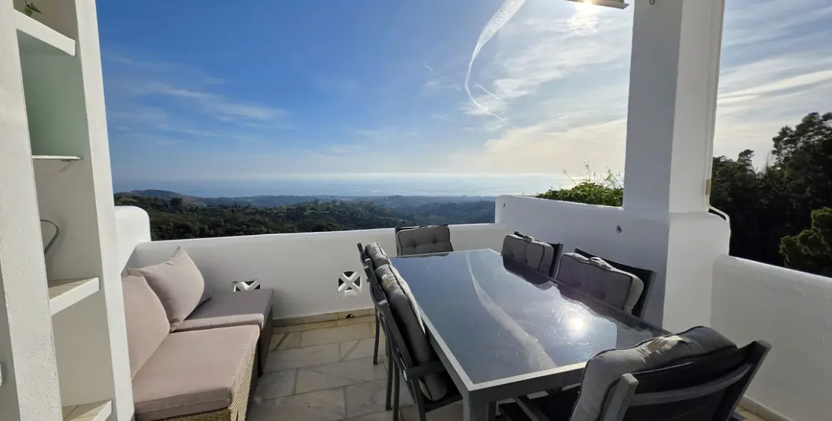 Sale of middle floor apartment in La Mairena 4