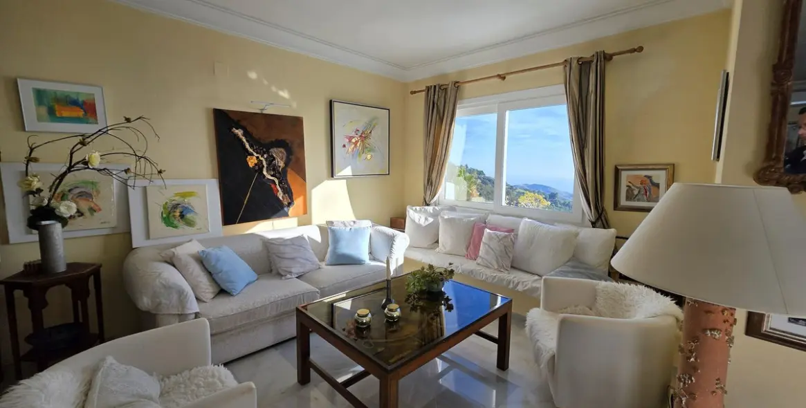 Sale of middle floor apartment in La Mairena 6