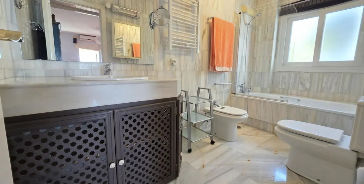 Sale of middle floor apartment in La Mairena 7