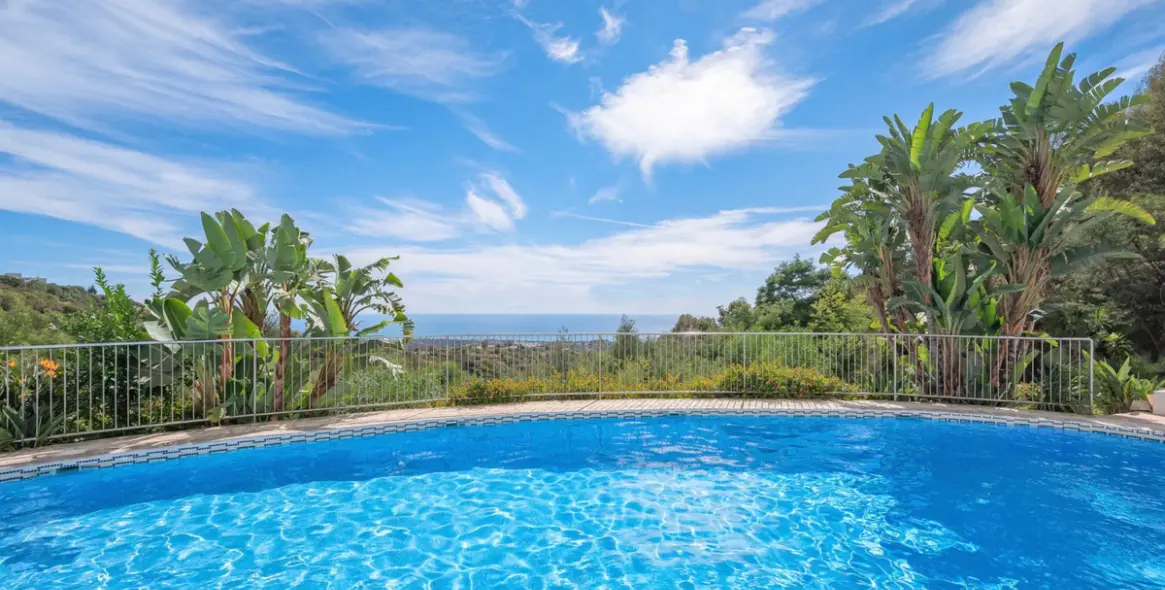 Sale of middle floor apartment in La Mairena 8