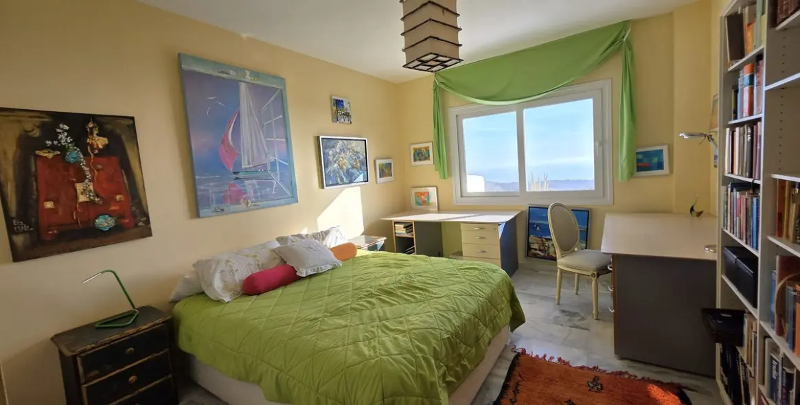 Sale of middle floor apartment in La Mairena 10