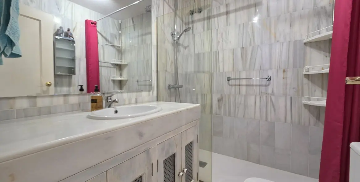 Sale of middle floor apartment in La Mairena 11