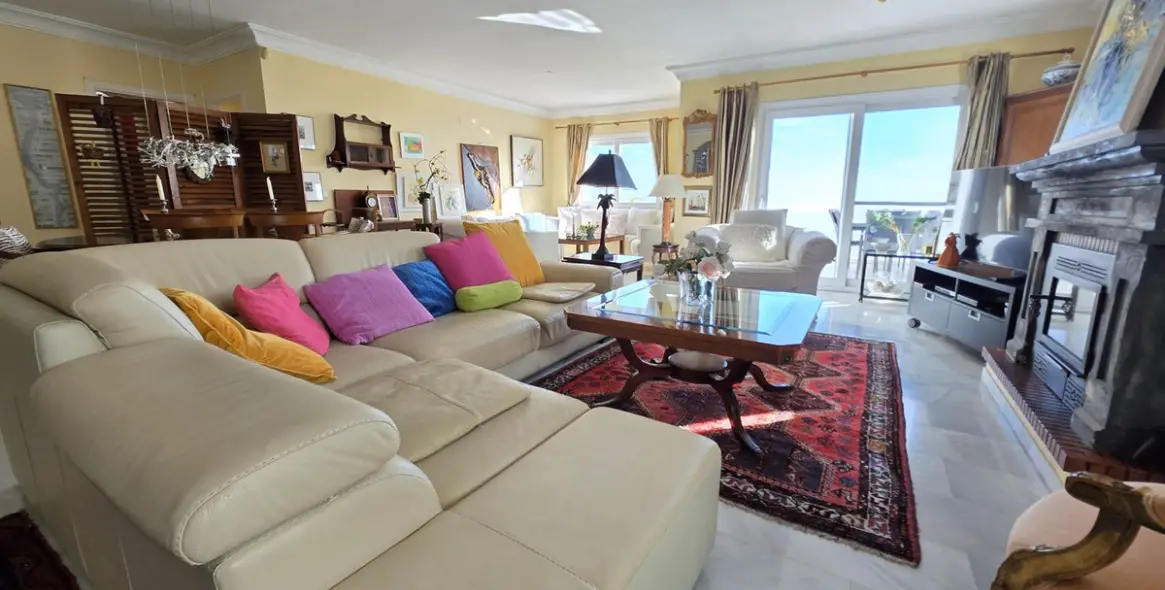 Sale of middle floor apartment in La Mairena 16