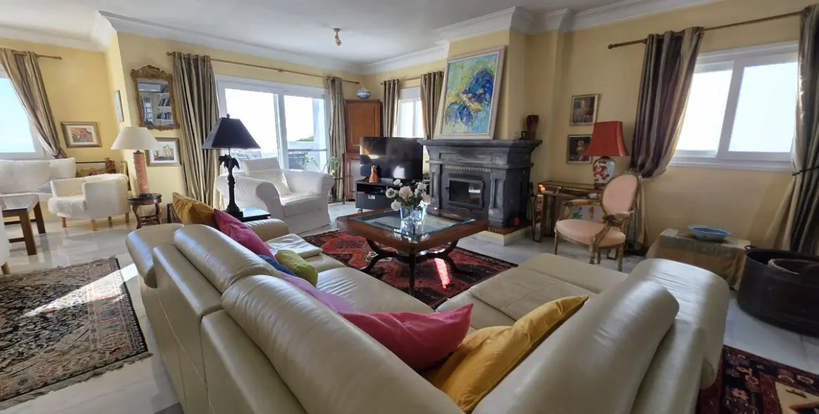 Sale of middle floor apartment in La Mairena 18