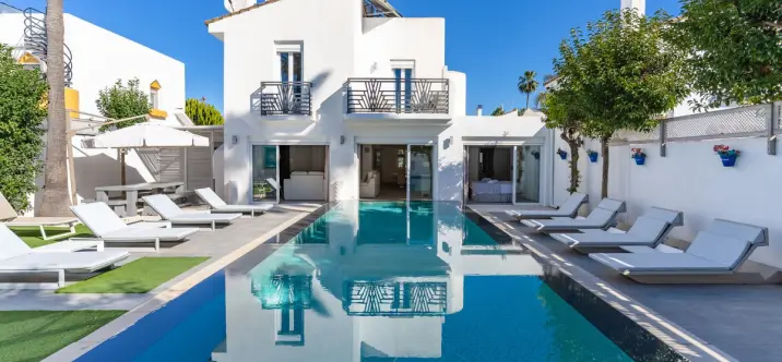 Продажа  отдельно стоящей виллы в Estepona 0