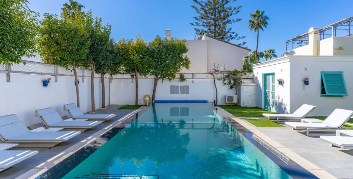 Продажа  отдельно стоящей виллы в Estepona 2