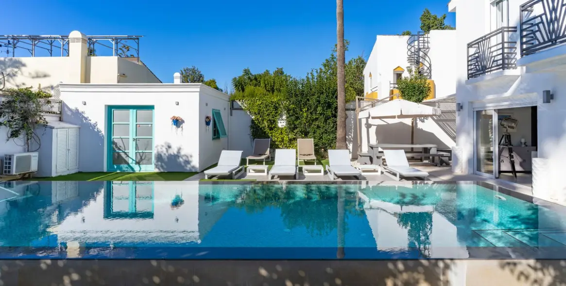 Продажа  отдельно стоящей виллы в Estepona 3